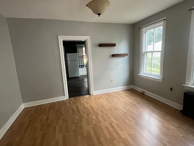 169 E Pomfret St — Photo 9