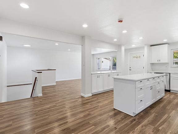 5th image of 122 Helena Cir