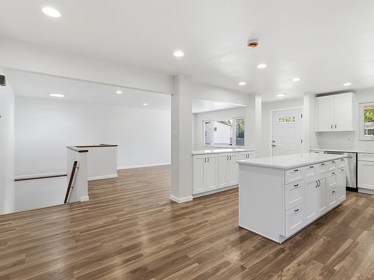 122 Helena Cir — Photo 5