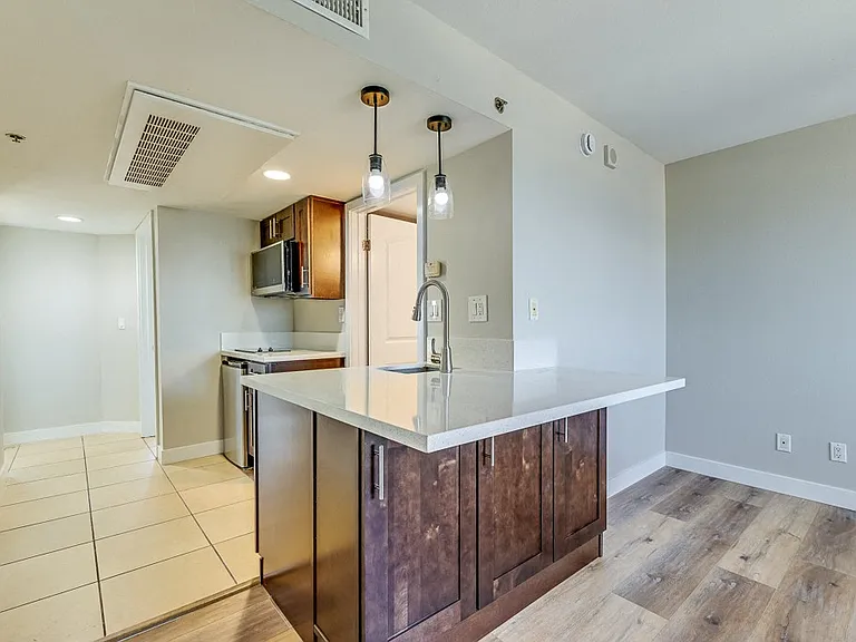 Bayview Tower Condominiums — Photo 32