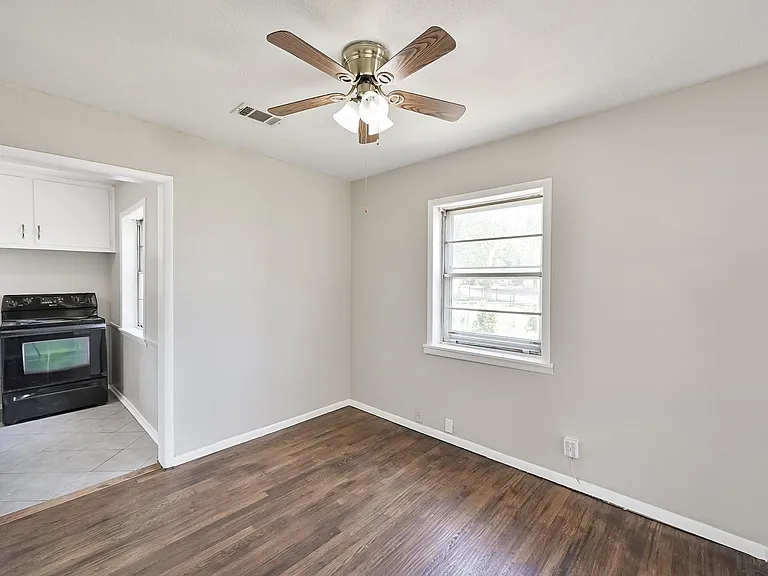1501 Greenbrier Dr — Photo 9