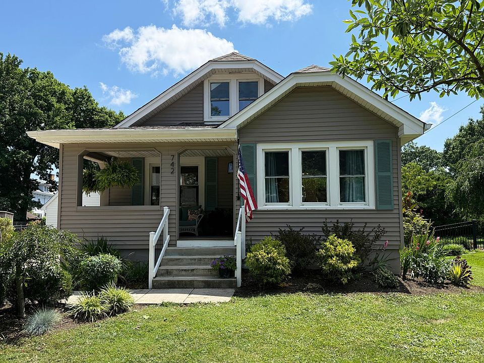 1st image of 742 Barney Ave
