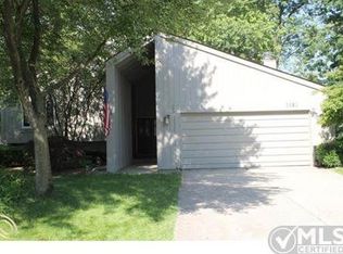 5682 Culpepper Dr, West Bloomfield, MI