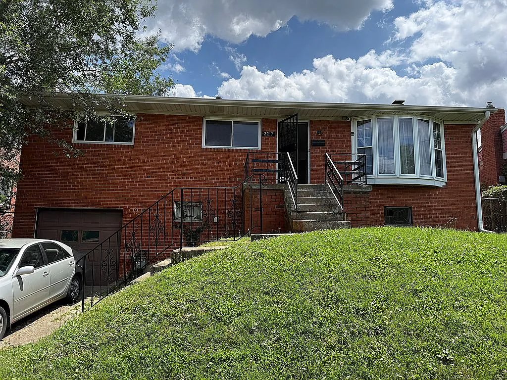 227 Oneida St NE photo 1