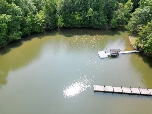 11 Royal Estates Blvd, Wirtz, VA 24184