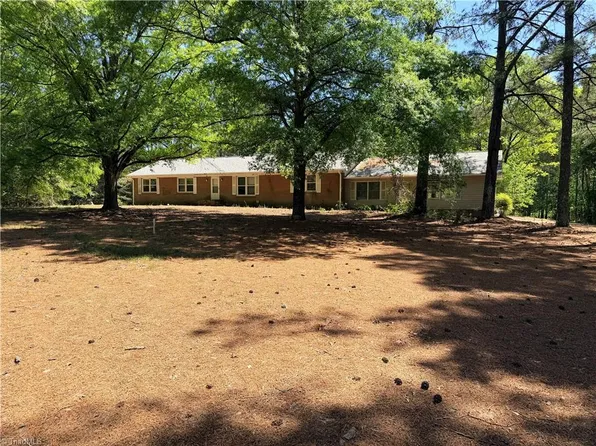 2727 Kivett Dr, Greensboro, NC 27407
