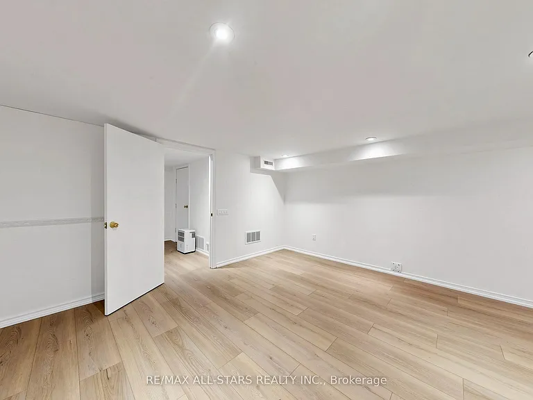 68 Macpherson Ave — Photo 39