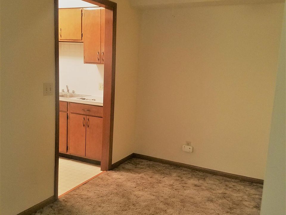 Dining area with ceiling fan