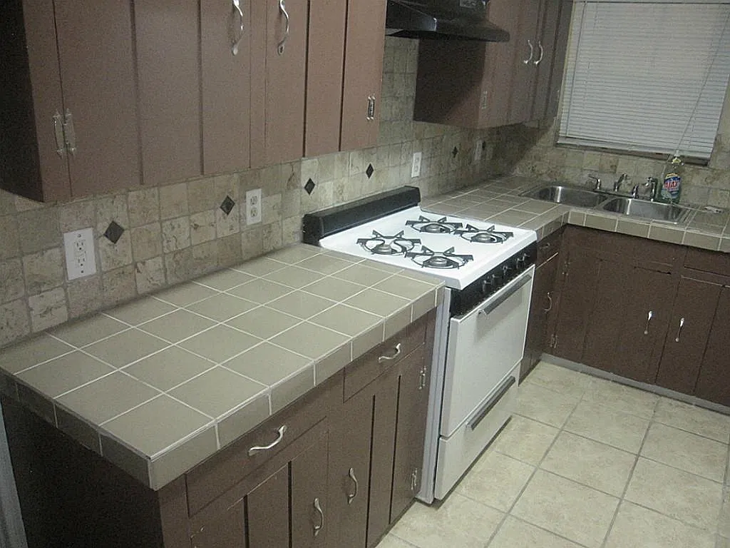3 bed, 2.0 bath, 1300 sqft, $1,750 — Photo 3
