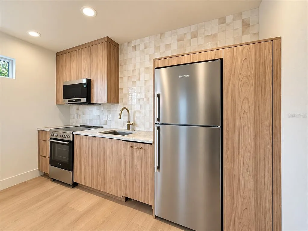 2 bed, 1.0 bath, 728 sqft, $1,800 — Photo 3