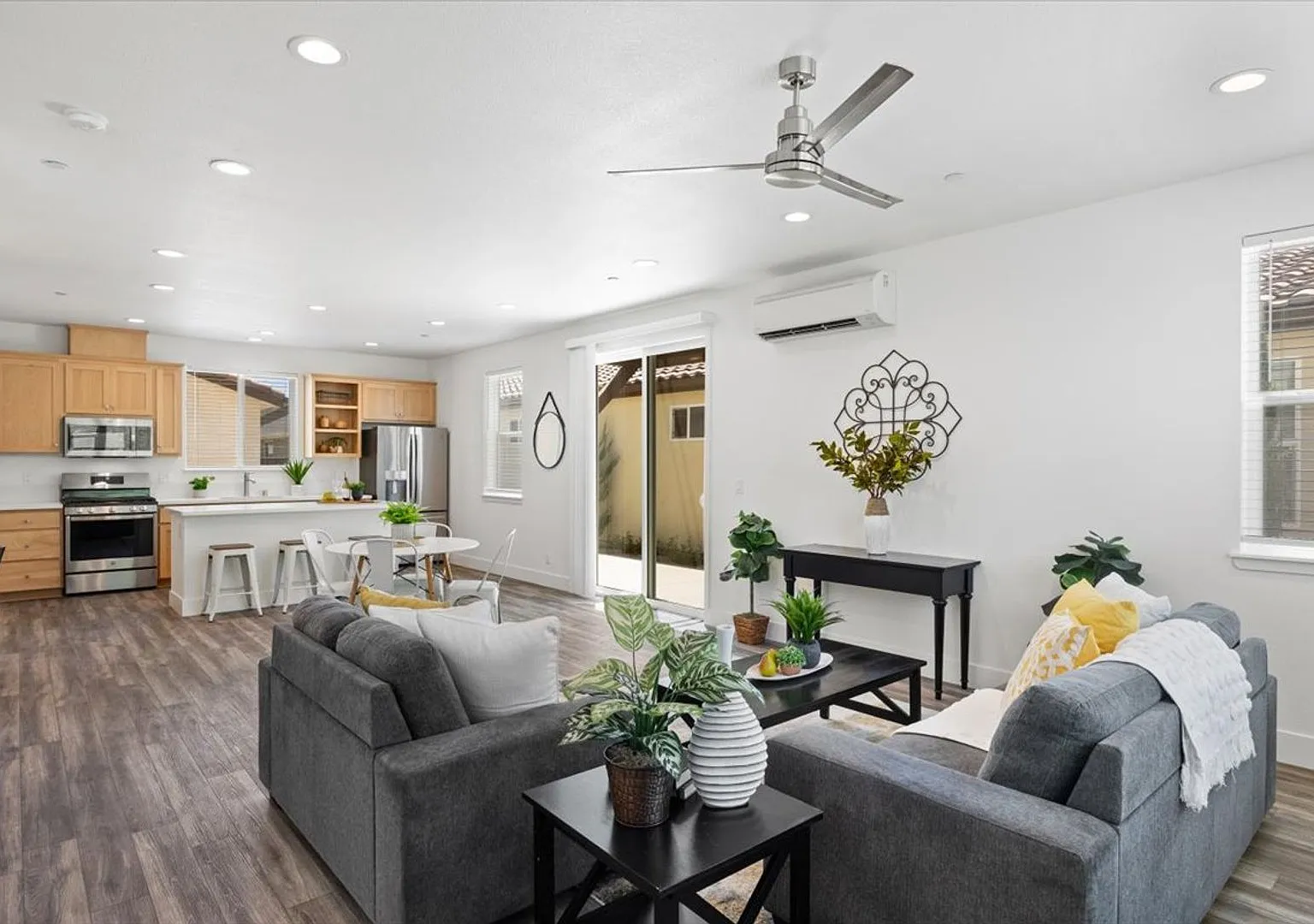 Stunning 3 Bed / 2.5 Bath 2 Story Home Available in Meriam Park! — Photo 4