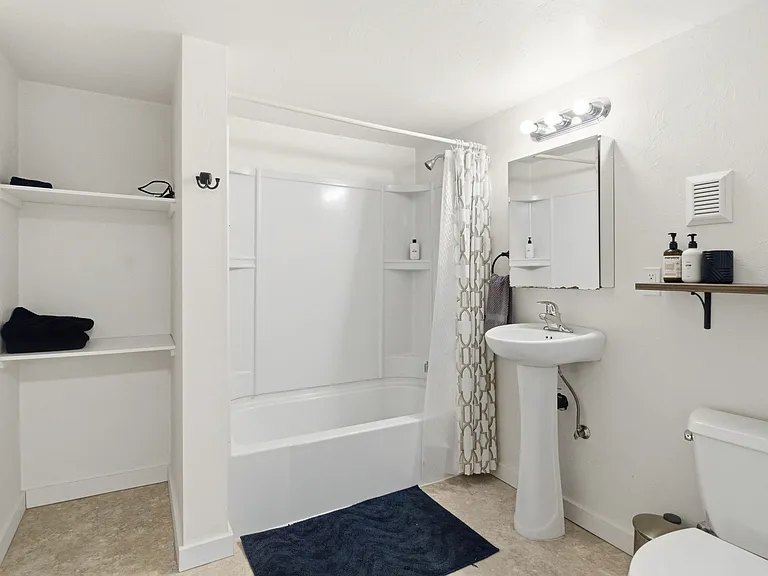 518 W 23rd Ave — Photo 21