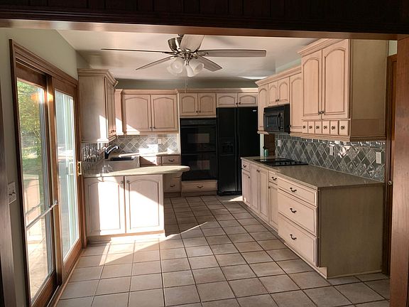 4th image of 7515 W 99th St
