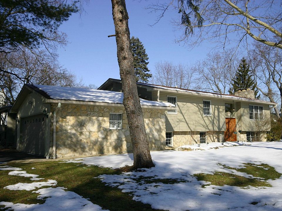 1st image of 249 Frontenac Pl