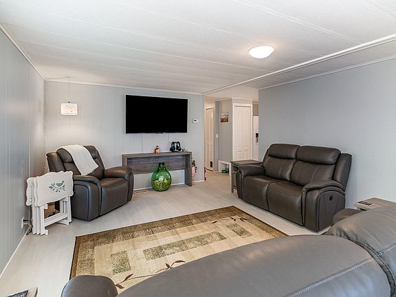 5th image of 725 Oleander Cir