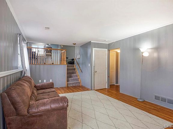 3rd image of 21949 Bellwood St