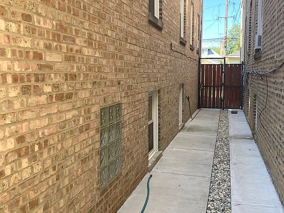 3rd image of 5030 W Wellington Ave