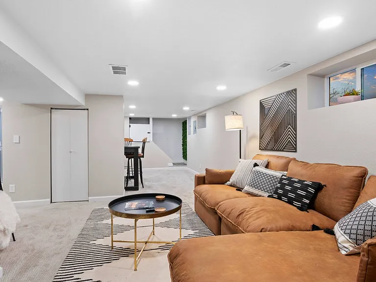 135 S Hooker St — Photo 7