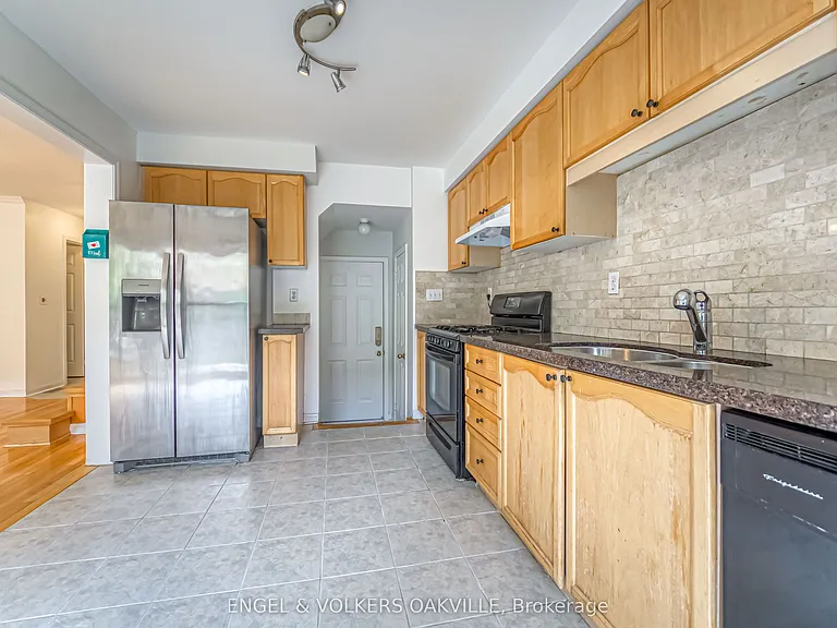 1121 Barclay Cir — Photo 5