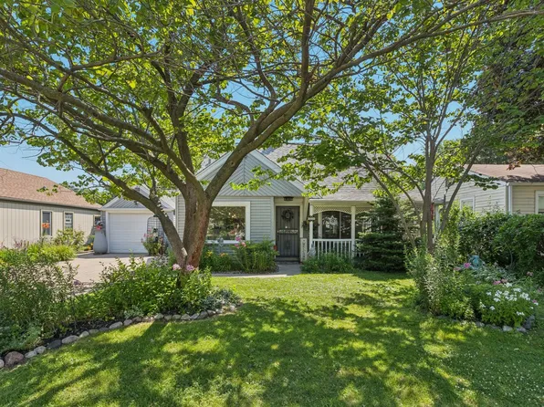 9205 Lynwood Dr, Oak Lawn, IL 60453