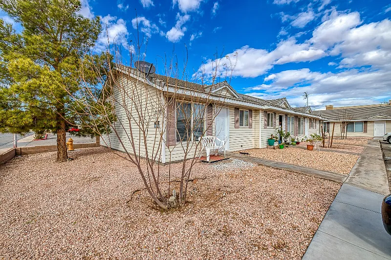 One Bedroom Quaint and Well Maintained Unit — Photo 1