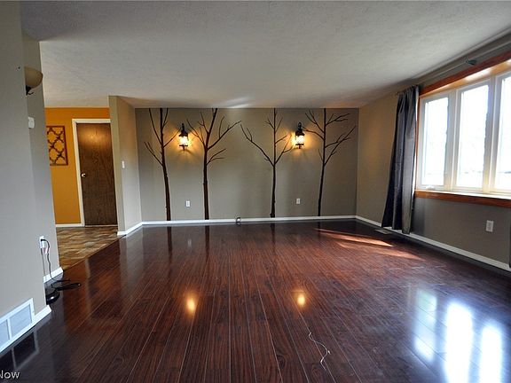 3rd image of 22244 Lorraine Dr