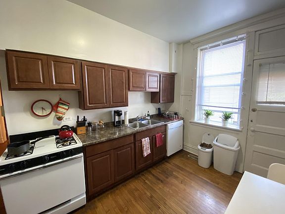 5th image of 2007 W Byron St Unit 1