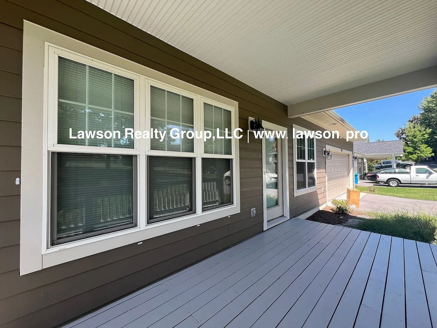Newer Construction Cottage with Double Car Garage — Photo 4