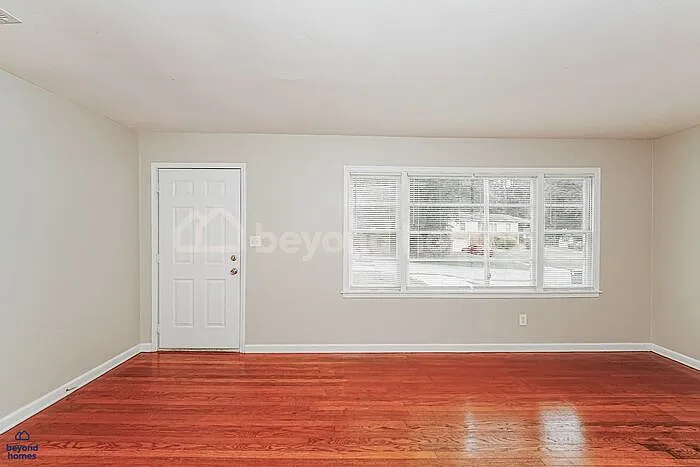 945 Elizabeth Dr — Photo 4