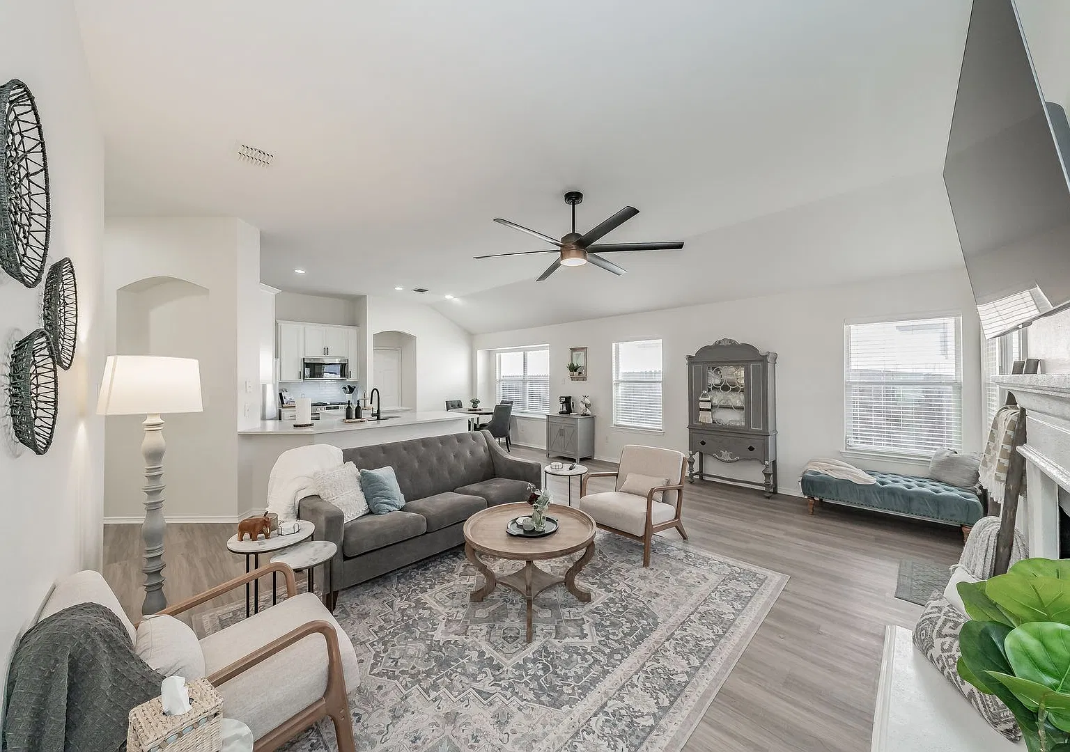 3bed/2bath Cozy Chic with Backyard Oasis — Photo 2