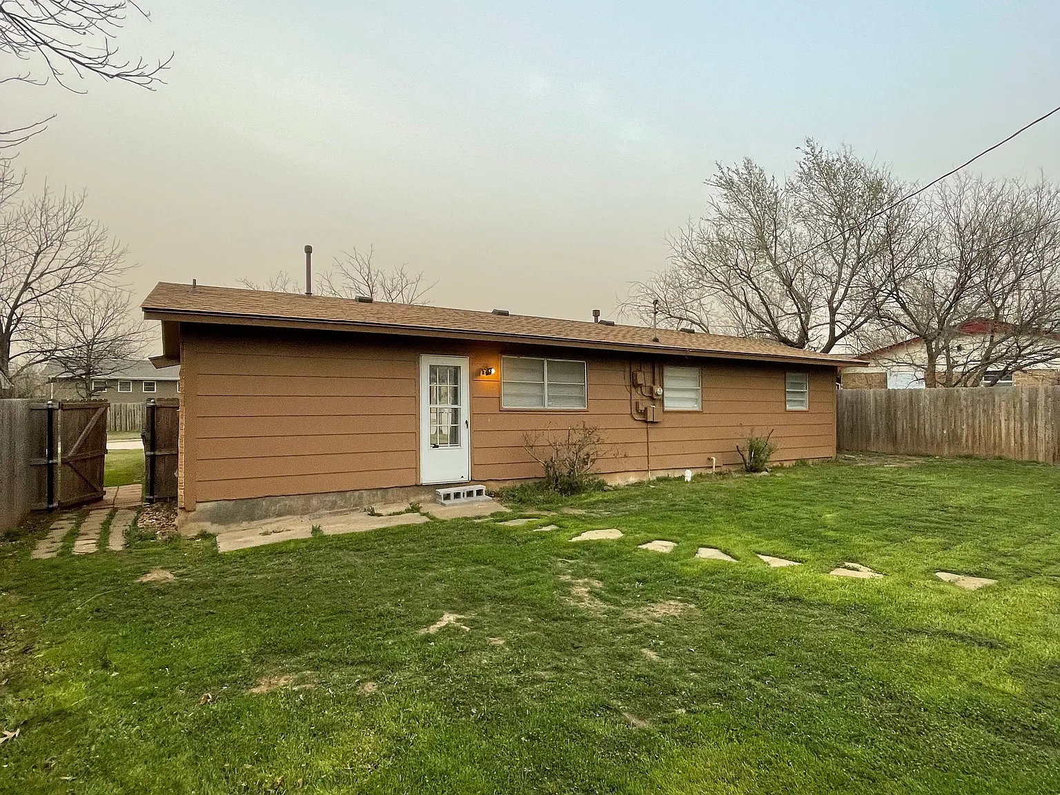 3 bed, 1000 sqft, $1,200 — Photo 2