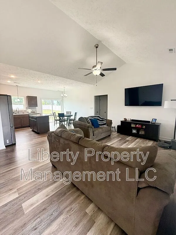 3 bed, 2.0 bath, 1294 sqft, $1,700 — Photo 4