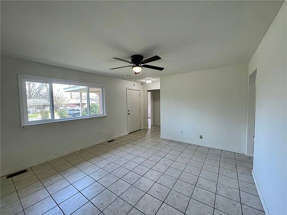 3rd image of 814 Gwenn St