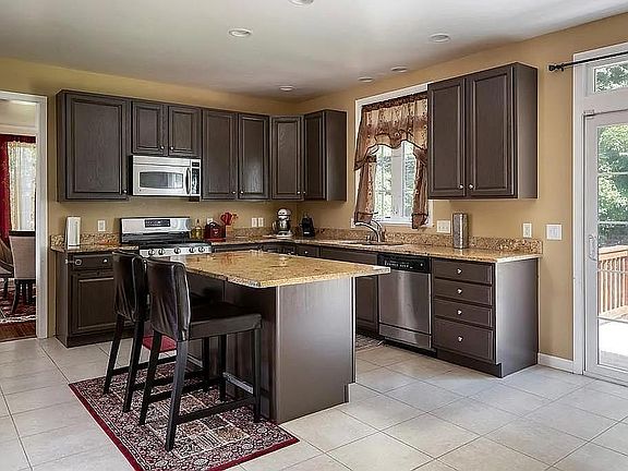 3rd image of 3 Lilac Ln