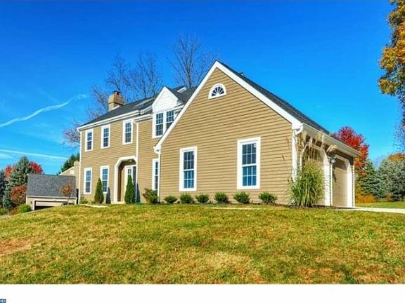 3rd image of 438 S Saddlebrook Cir