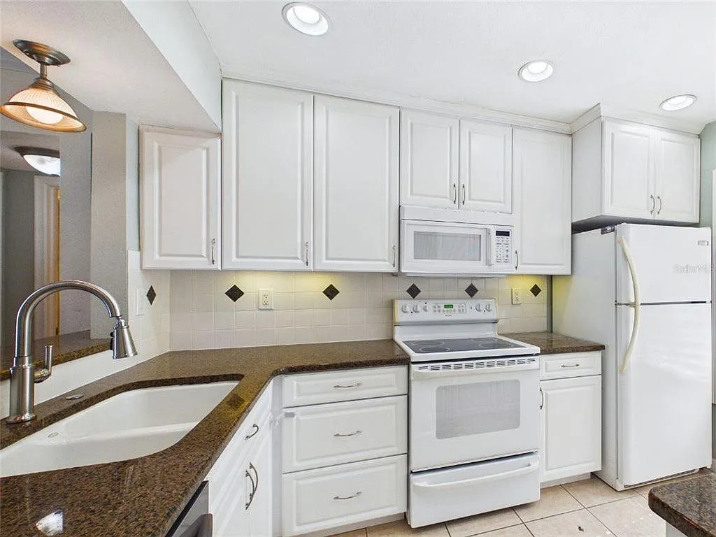 2 bed, 2.0 bath, 890 sqft, $2,250 — Photo 4