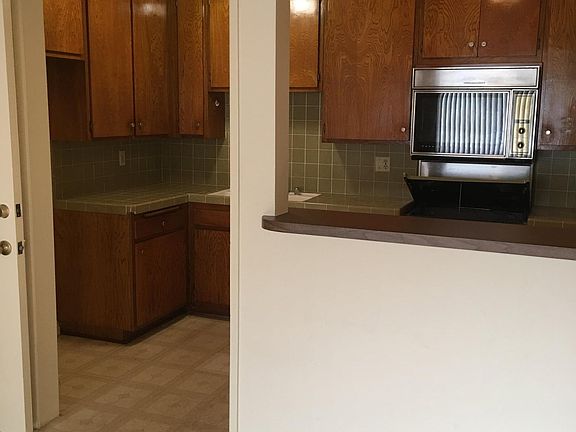 hall way between kitchen and living room