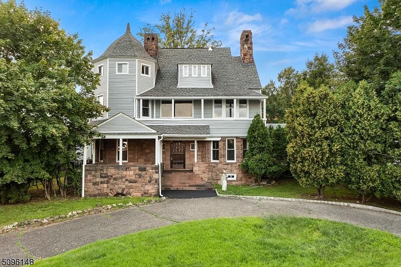 1st image of 215 Gregory Ave