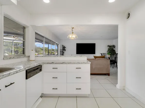 7 Greenway Village N #202, Royal Palm Beach, FL 33411