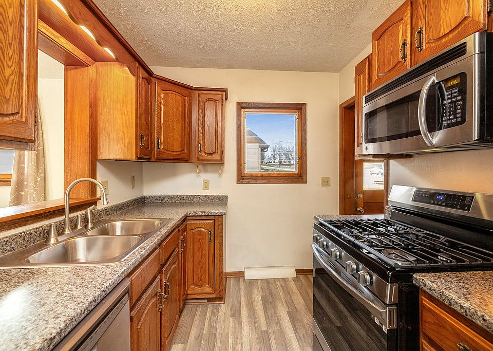 2713 56th St, Des Moines, IA 50310 | Zillow