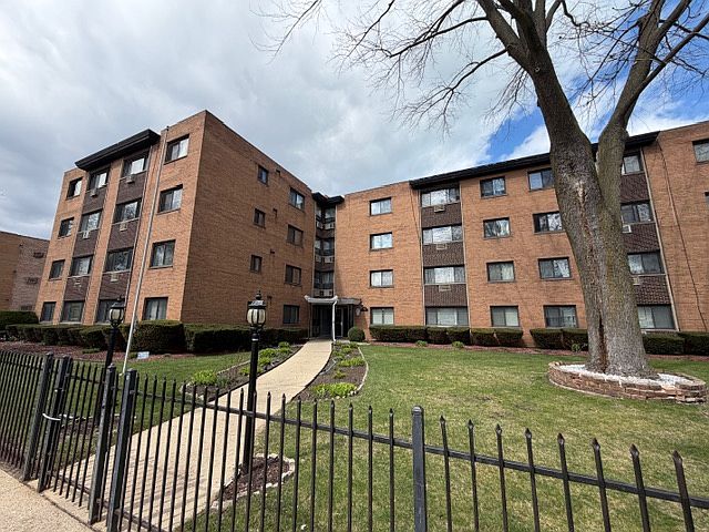 1st image of 1600 W Greenleaf Ave APT 306
