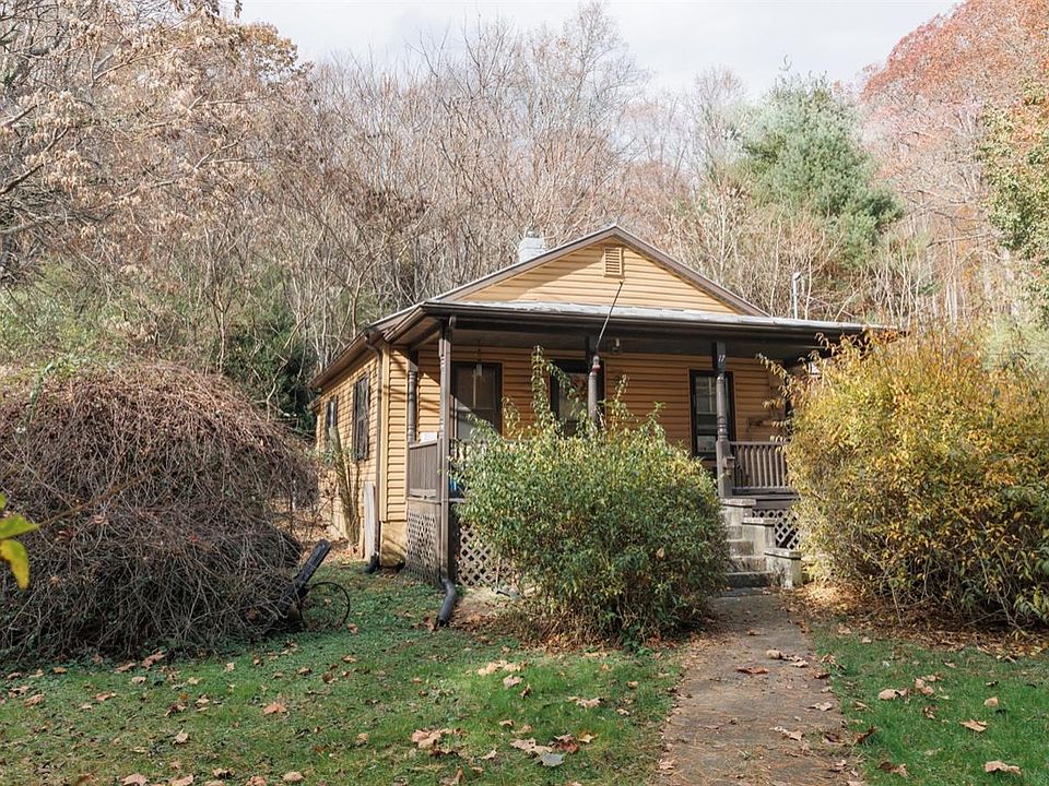 1st image of 17 W Oaks Ln