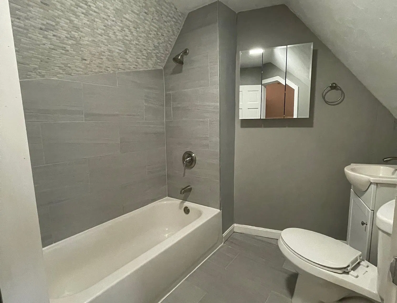 4 bed, 2000 sqft, $3,300 — Photo 2