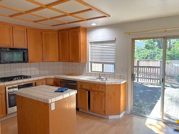 3 bed, 1277 sqft, $3,200 — Photo 4