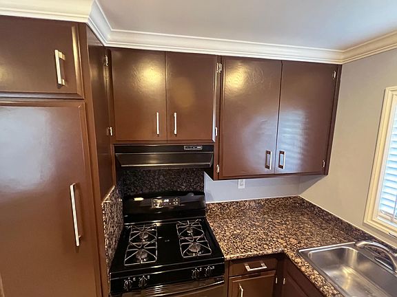 Gas stove and oven with hood vent with light.