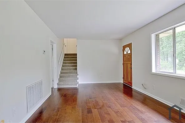 745 Anderson Dr — Photo 3