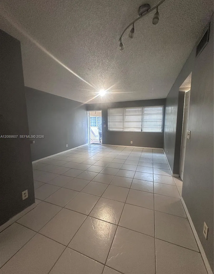 821 Twin Lakes Dr — Photo 2