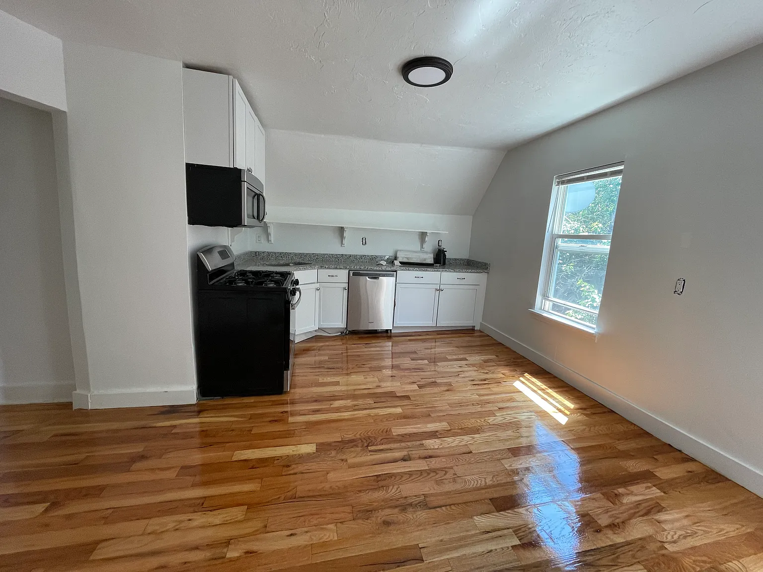 3 bed, 9999 sqft, $3,300 — Photo 2