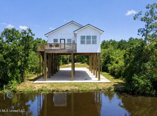 825 Larkspur Ln, Bay Saint Louis, MS 39520