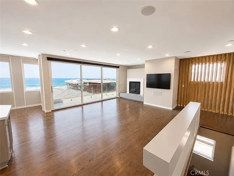 2406 Ocean Dr — Photo 4